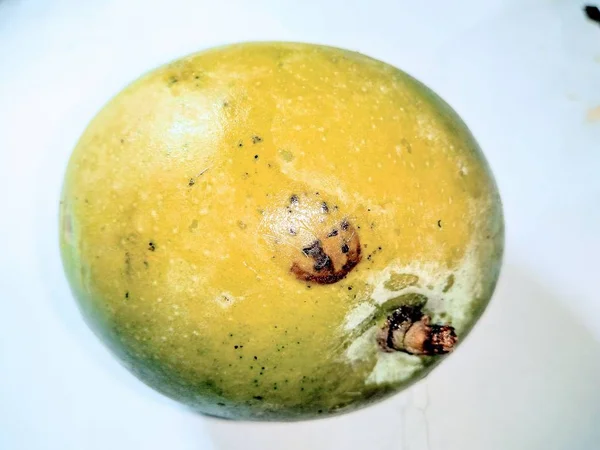 Groene Mango Geïsoleerd Witte Achtergrond — Stockfoto