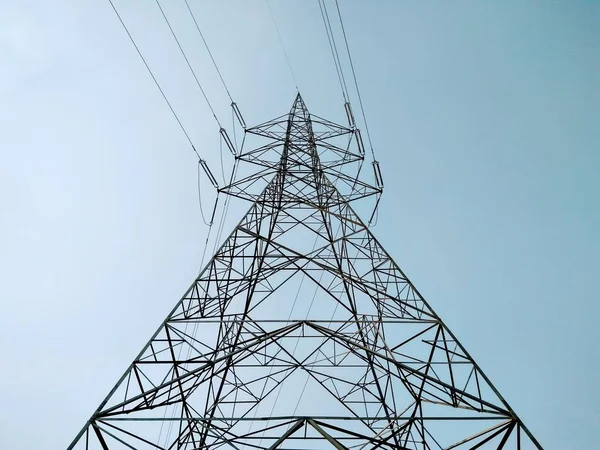 具有天空背景的高压电塔 — 图库照片