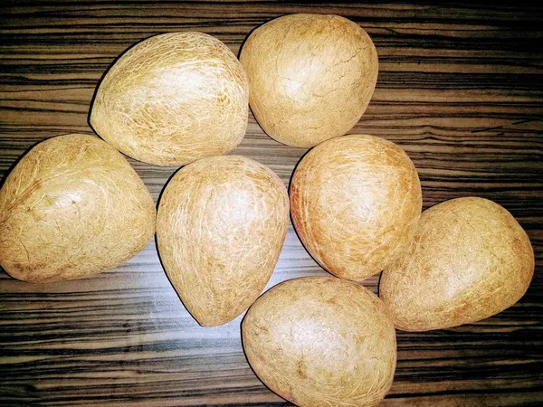 Kulit Kelapa Pada Latar Belakang Gelap — Stok Foto