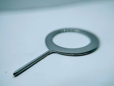 Beyaz arka planda sim tepsi pimi