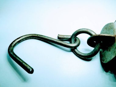 Beyaz arka planda paslanmaz çelik kanca