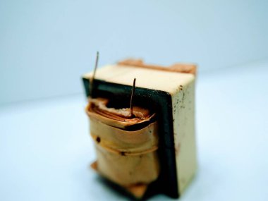 transformatör beyaz arkaplanda izole edildi