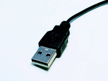 Beyaz arka planda USB şarj pimi