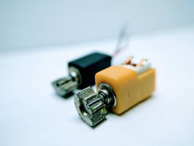 Titreşim moter beyaz arka plan üzerinde izole