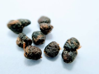 Beyaz arka planda siyah tohumların bir resmi