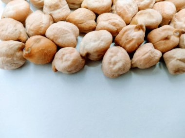 Beyaz arka planda izole edilmiş kuru nohut resmi