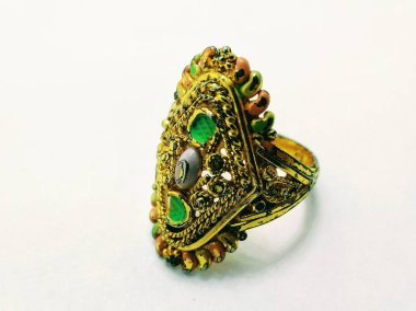 Beyaz arka planda izole altın yüzük resmi