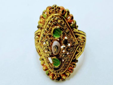 Beyaz arka planda altın yüzük resmi