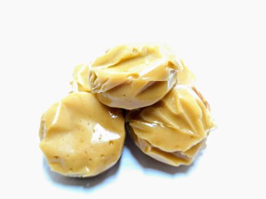 Beyaz arka planda hindistan cevizi aromalı şekerin resmi