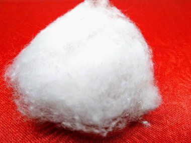 Kırmızı arka plan üzerinde izole pamuk bir resim