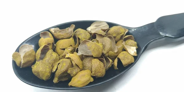 Siyah kaşıküzerinde nohut durulama bir resim