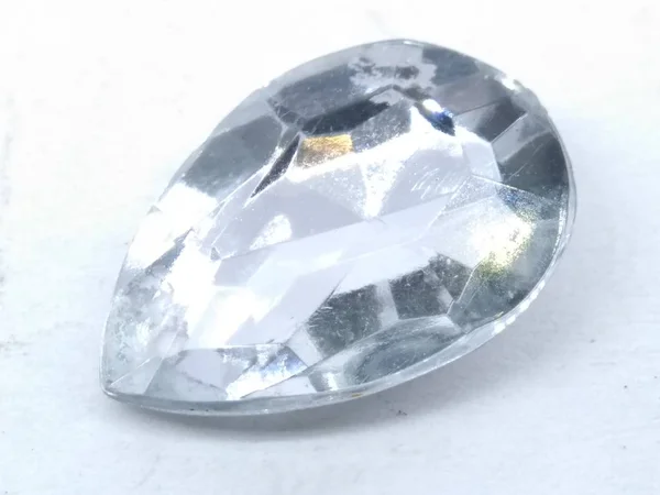 Beyaz arka planda izole edilmiş elmas resmi