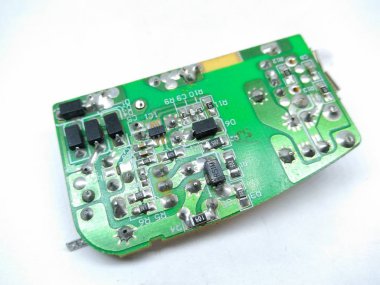 Beyaz arka plan üzerinde elektrik devre kartı bir resim