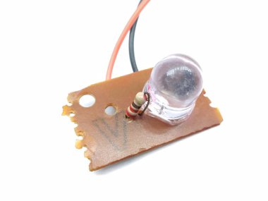 Beyaz arka plan üzerinde izole elektrik ampulü resmi