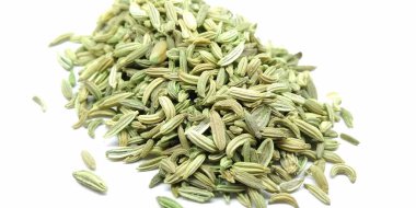 Beyaz arka planda rezene tohumu resmi