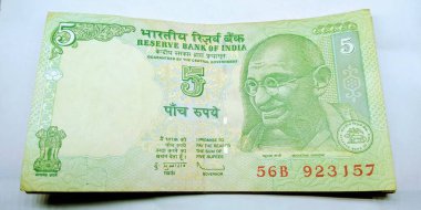 Beyaz arka planda izole edilmiş beş rupilik bir resim