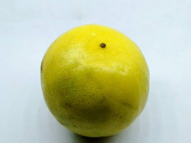 Beyaz arka planda izole taze limon bir resim
