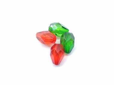 Beyaz arka planda izole yeşil ve kırmızı elmas bir resim
