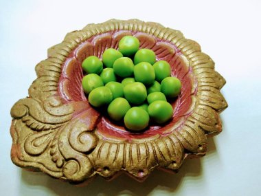 Toprak lambası üzerinde yeşil bezelye bir resim