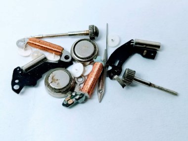 Beyaz arka planda izole edilmiş el saat parçalarının resmi