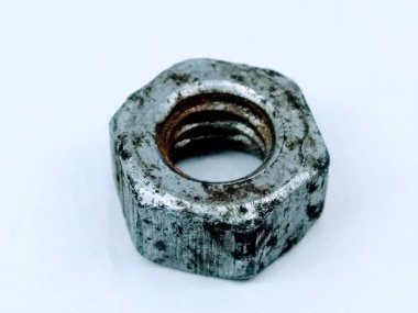 Beyaz arka plan üzerinde izole metal somun bir resim