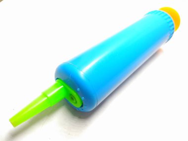 Beyaz arka plan üzerinde izole plastik pompa bir resim
