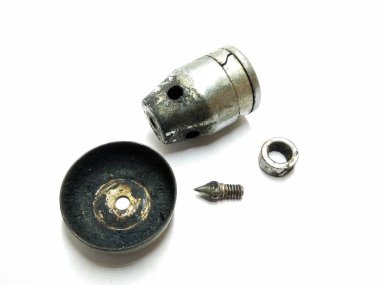 Beyaz arka plan üzerinde yalıtılmış düdüklü tencere parçası bir resim