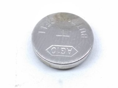 Beyaz arka planda yuvarlak pil resmi