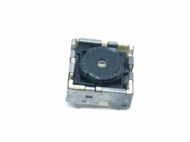 Beyaz arka planda izole edilmiş akıllı telefon kamerası parçasının resmi