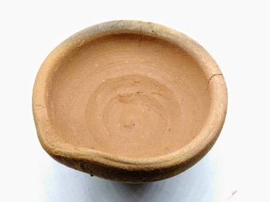 Beyaz arka plan üzerinde toprak lambası resmi