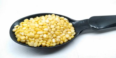 Siyah kaşık üzerinde bölünmüş moong daal bir resim