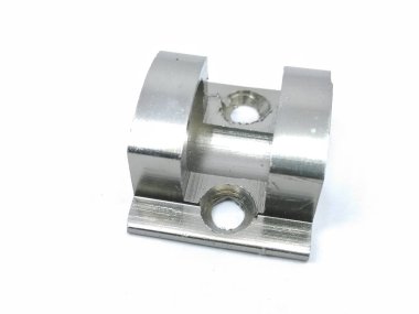 Beyaz arka plan üzerinde izole paslanmaz çelik parçası bir resim