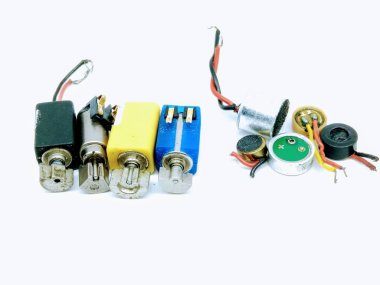 Beyaz arka plan daki titreşim motoru ve mikrofonların resmi