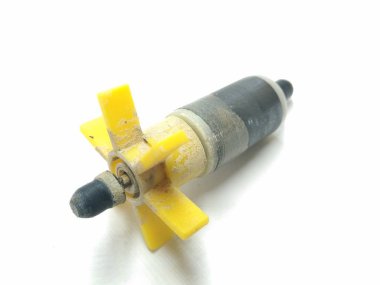 Beyaz bir arka plan üzerinde izole su pompası parçası bir resim