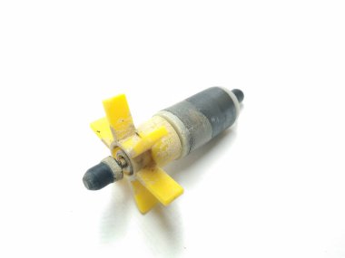 Beyaz arka plan üzerinde izole su pompası parçası bir resim