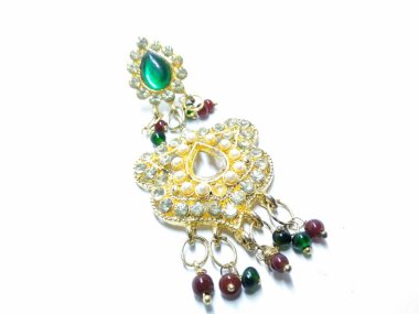 Beyaz arka planda beyaz elmas küpe bir resim