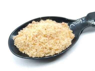 Siyah kaşık üzerinde asafoetida tozu bir resim