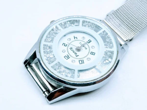 Een Foto Van Vrouwelijke Horloge Geïsoleerd Witte Achtergrond — Stockfoto