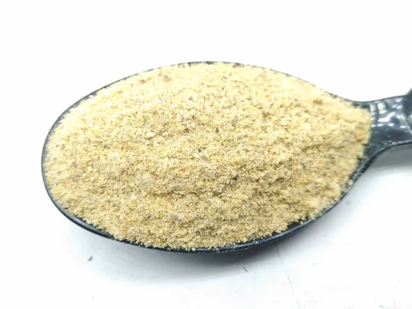 Siyah kaşık üzerinde çemen tozu bir resim