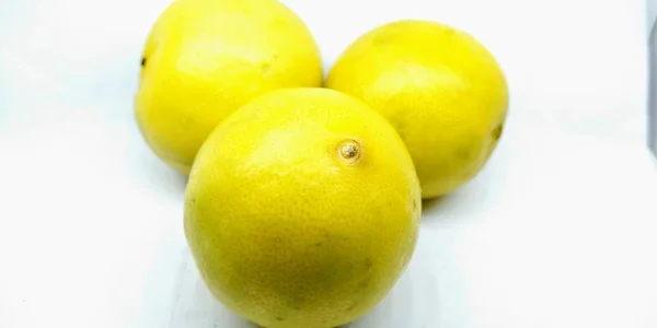 Ein Bild Von Frischen Gelben Zitronen Isoliert Auf Weißem Hintergrund — Stockfoto