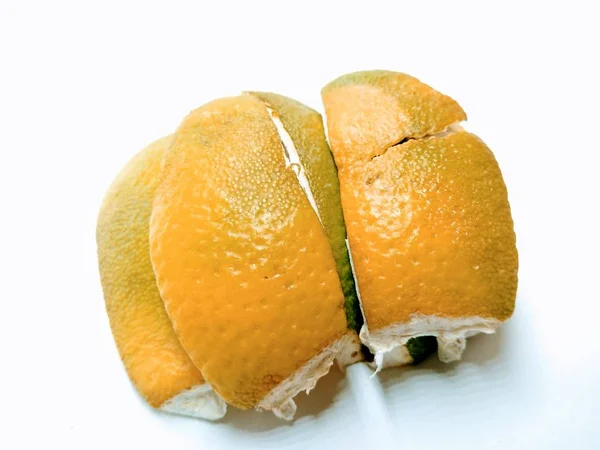Obraz Zielony Pomarańczowy Skórki Izolowane Białym Tle — Zdjęcie stockowe