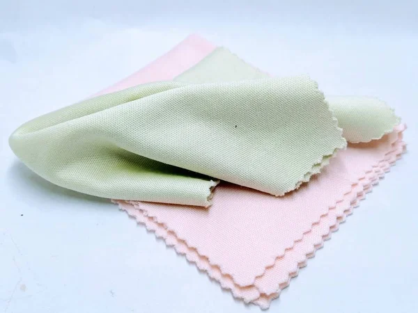 Beyaz arka planda lens temizleme giysileri bir resim