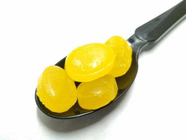 Una Foto Caramelle Gusto Mango Cucchiaio Nero — Foto Stock