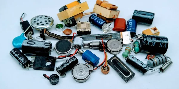 Akıllı telefon parçasının beyaz arka plan üzerinde izole edilmiş resmi