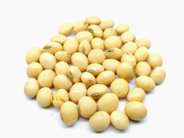 Beyaz bir arka plan üzerinde soya fasulyesi izole bir resim