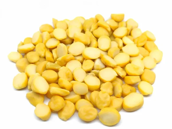 Bölünmüş gram mercimek beyaz bir arka plan üzerinde izole bir resim