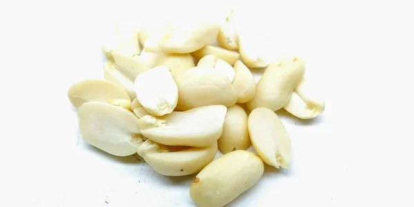 Beyaz arka planda izole fıstık bölünmüş bir resim