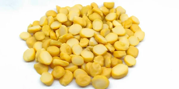 白色背景上分裂黄色扁豆的图片 — 图库照片