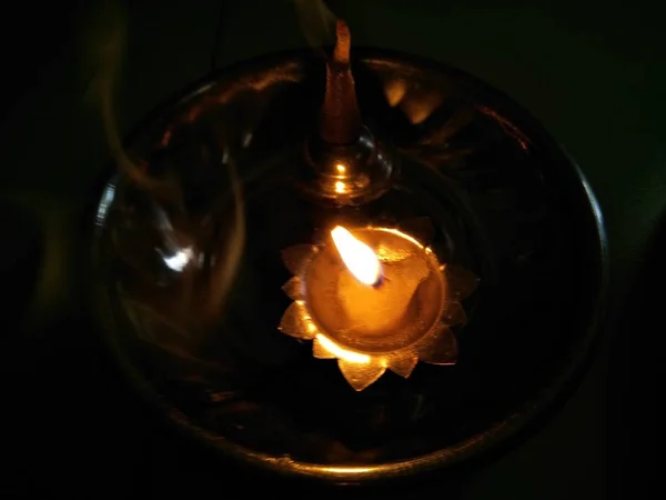 Изображение Лампы Нержавеющей Стали Излучающей Свет Темноте — стоковое фото
