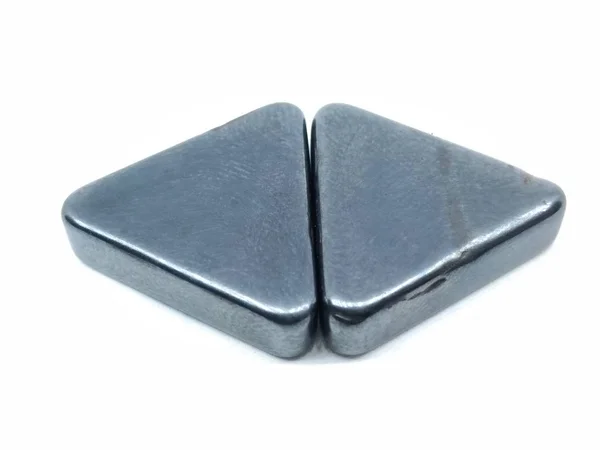 Beyaz arka plan üzerinde trangle mıknatıslar bir resim